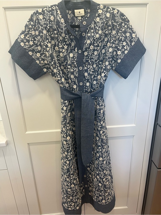 Tuckernuck Dresses & Skirts - Never worn, Tuckernuck Blue Floral Button-Front Midi Dress with Tie Waist